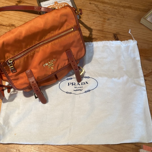 ๐ FABULOUS AUTHENTIC PRADA NYLON CROSSBODY BAGโผ๏ธ - Picture 14 of 17